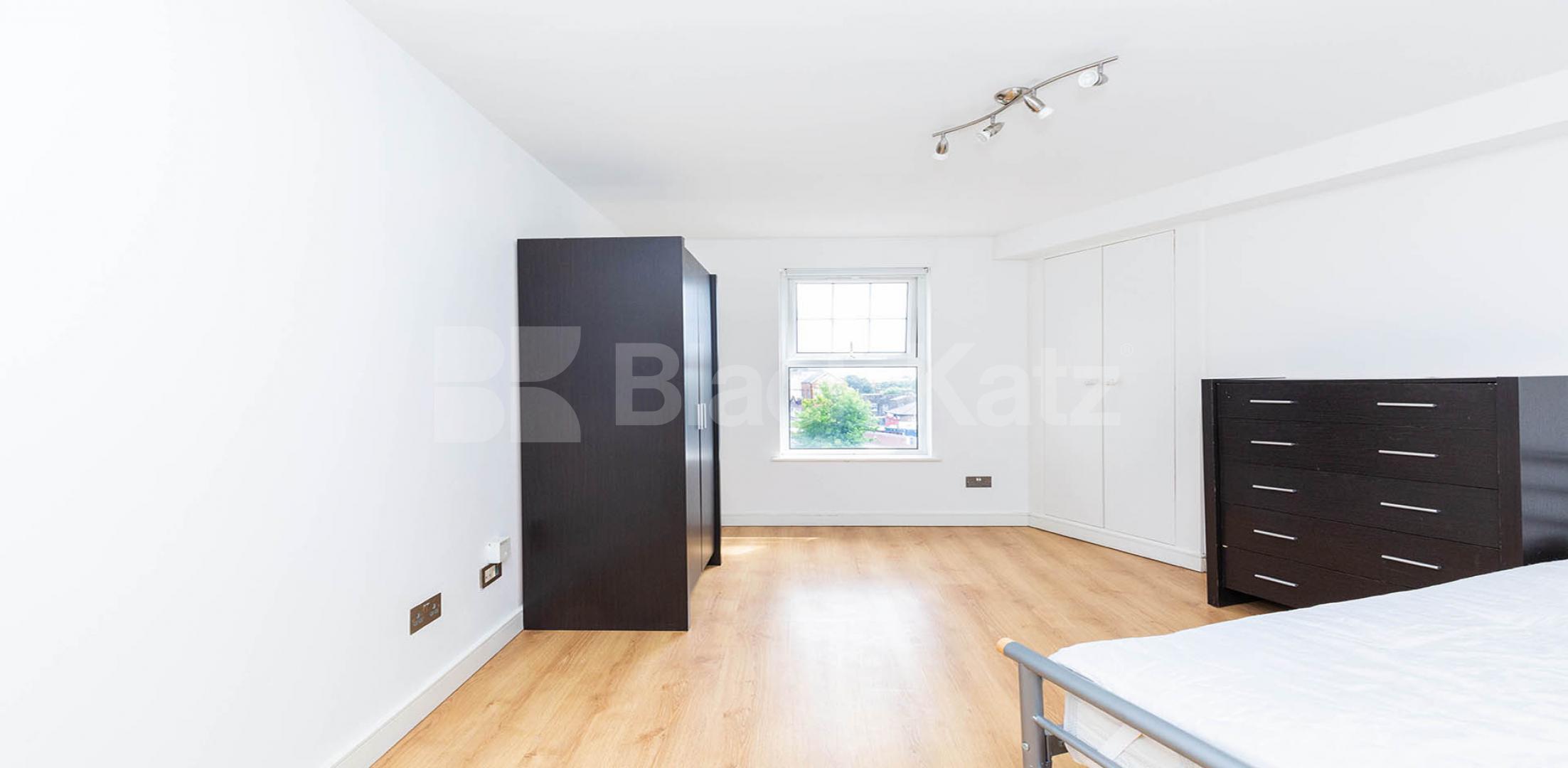 			IDEAL FOR 4 SHARERS!!, 3 Bedroom, 1 bath, 1 reception Flat			 Criterion Mews, ARCHWAY 